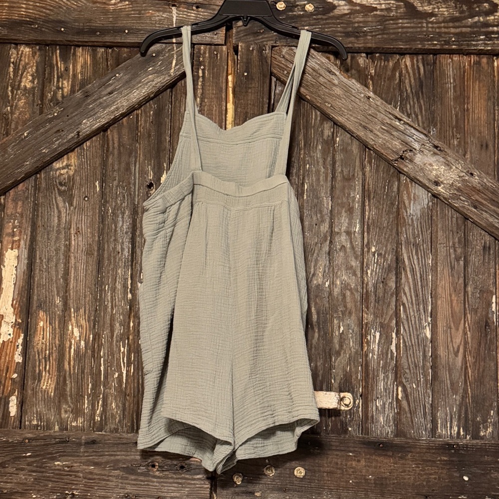 Sleeveless Romper with Pockets - Picture 3 of 3